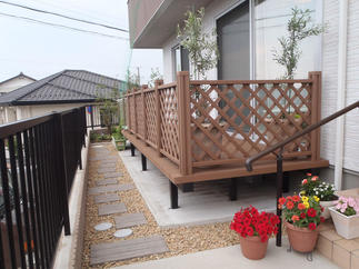 既存のデッキの足元にはレイルスリーパーの小路。