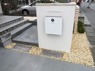 白で統一したポストと表札もシンプルでおしゃれ。