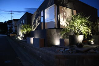 下からのライティングで印象アップ。