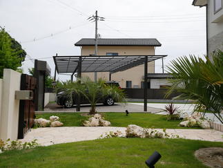 大きなカーポートで大事な車も守ります。