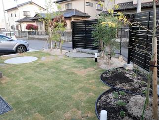 丸く区切られた花壇スペースが可愛らしい。