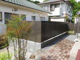 高めのフェンスで安心して遊ばせてあげられます。