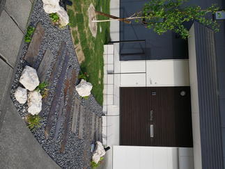 アプローチに枕木でアクセント。