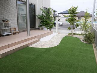 流線型で柔らかい印象のお庭。