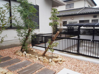 殺風景にならないように雑木をレイアウト。