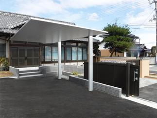 敷地内にはカーポートも完備。