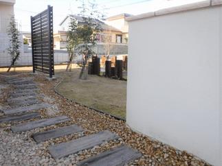 塗壁の裏には枕木の小路。