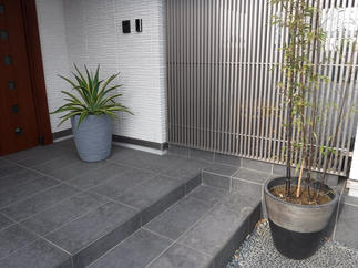 玄関にもプランターで緑をプラス。