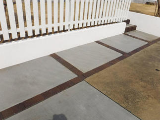 フェンスの足元にはレンガスリット入りの土間。