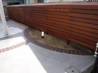 境界ブロックの前に新しいフェンスを設置して明るい印象に。