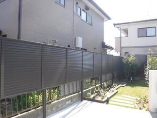 ハイフェンス設置で目線をシャットアウト。