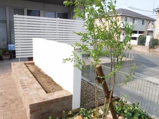 壁の裏には花壇スペース。お好きな花を植えて彩りを加えることも。