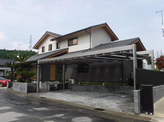 大きなカーポートで雨の日も安心。