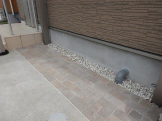 ベージュのインターロッキングで馴染みよく。