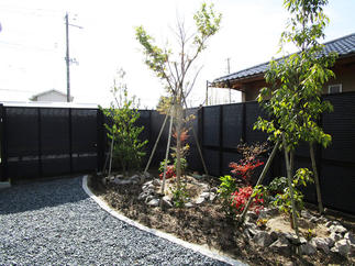 目隠しで視線も気にならないお庭。