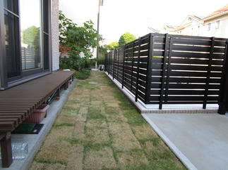 フェンスの内側は芝生にチェンジ。