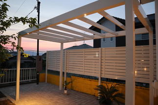 ハイフェンスも合わせて目隠しに。