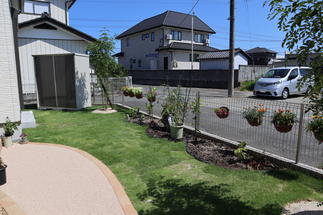 花壇スペースにはお好みの草花を。