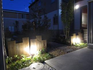 夜間もライトで一際目立つお庭。