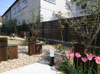 お花が植えられた華やかなお庭。