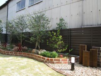 植栽も新しくし、彩り豊かに。