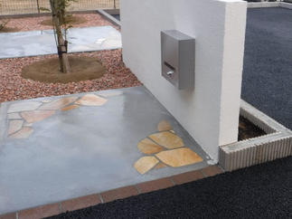 土間コンにはアクセントの石貼り。