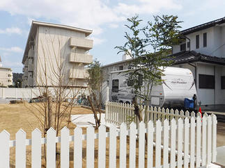 フェンスの内側には芝生と植栽を配置。