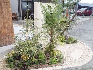 門壁周りには植栽で彩りを。