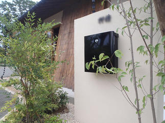 ホワイトベージュの塗壁には黒の金物でメリハリを持たせています。