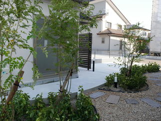 小路を抜けると離れが現れます。