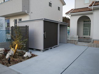 物置にはサイクルポートも付いてます。