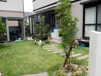 枕木を再利用して玄関までのアプローチに。