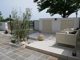 ガーデンファニチャーと植栽でのんびりとした休日を過ごせます。