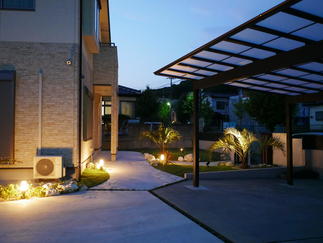 駐車場からの導線も照明で明るく安全に。