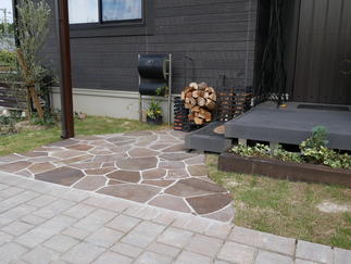 玄関前は鉄平石を貼ってイメージチェンジ。