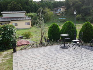 既存樹木との相性もバッチリのインターロッキングを選択しました。