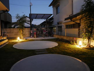 サイクルポーで自転車を並べて置けるお庭。