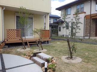 階段をつけて小上がりのようなお庭。