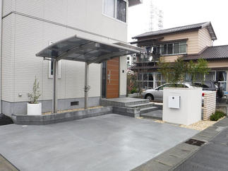 カーポート前もブロックを撤去してスッキリ。