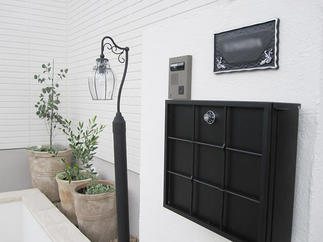 飾り枠のついた表札はお施主様のお気に入り。