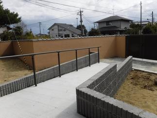 手すり付きのスロープでバリアフリーに。