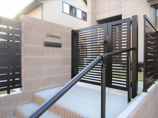 手すり付きで安全に。