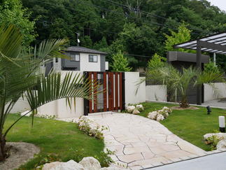 緑と白のコントラストが綺麗なアプローチ。