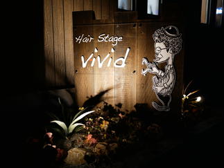 下から照らされた看板はワイルドでカッコいい印象。