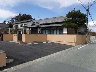 明るいベージュの塗壁で柔らかい印象。