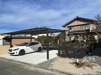 家の前にはカーポートを設置。