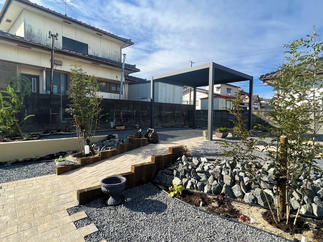 四阿付きのガーデン。