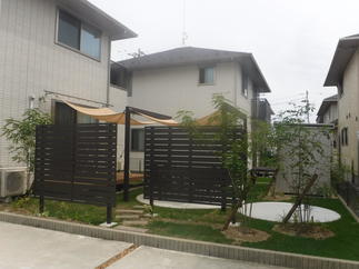 互い違いにしたハイフェンスで抜け感のある目隠し。