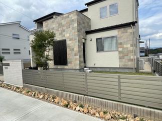 植栽スペースにロックを配置。