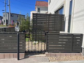 ハイフェンスを加え、視線を遮ります。